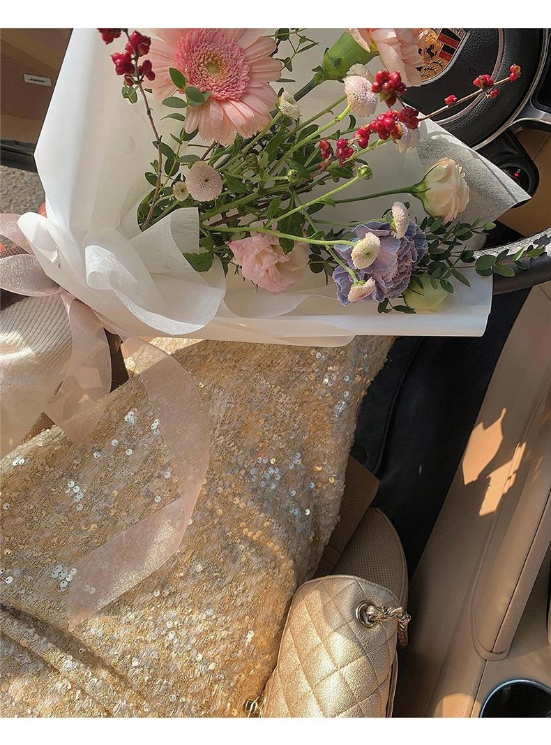 煌めくスパンコール装飾ミニ丈タイトスカート