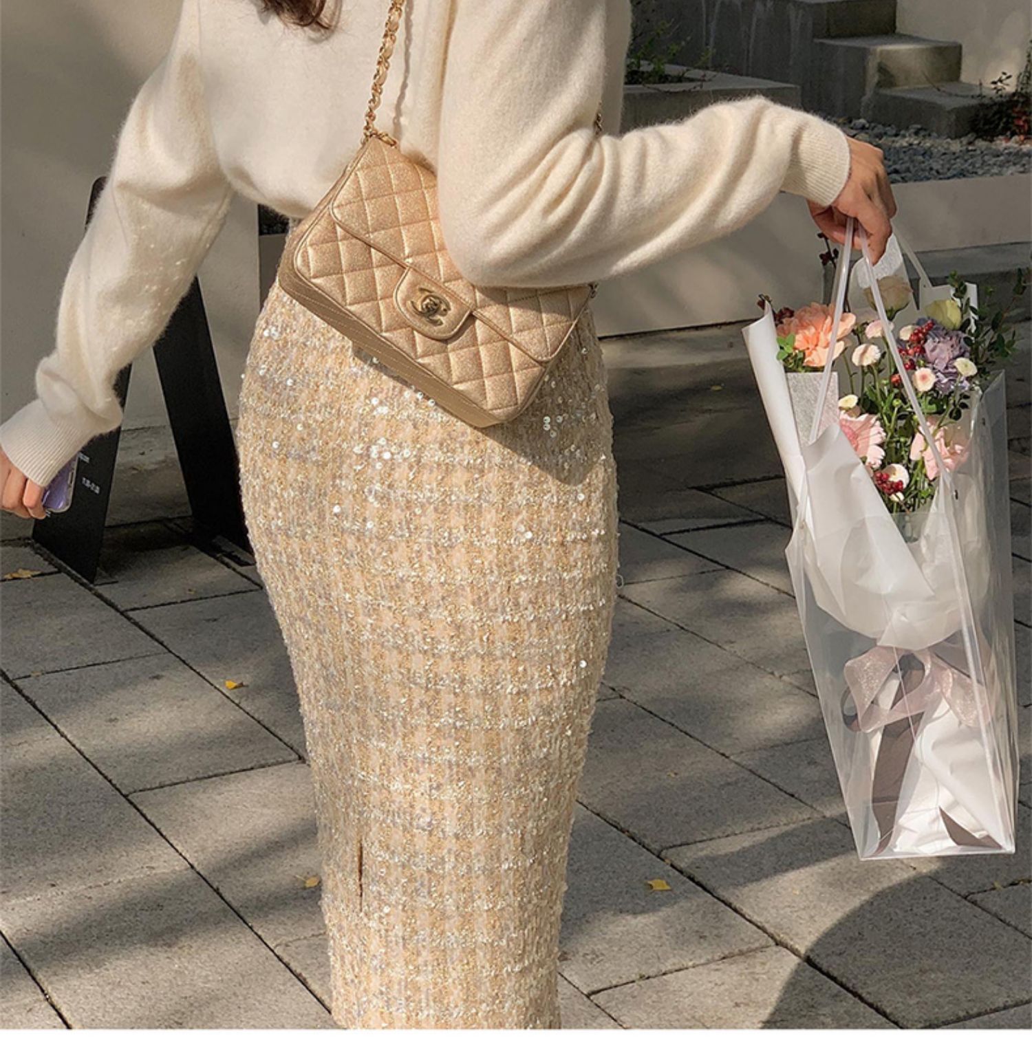 煌めくスパンコール装飾ミニ丈タイトスカート