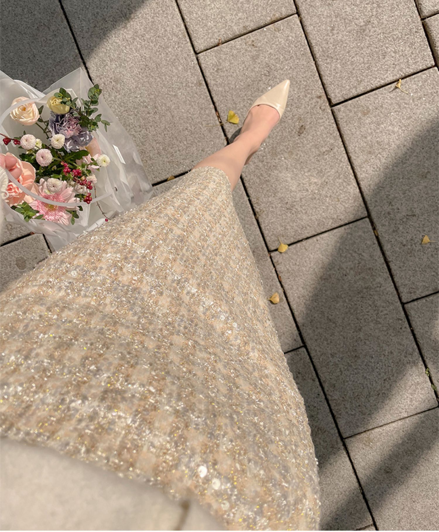 煌めくスパンコール装飾ミニ丈タイトスカート