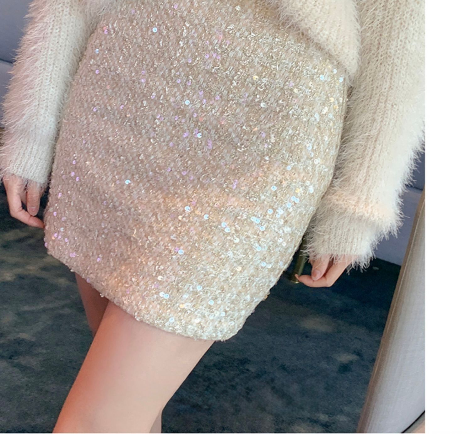 煌めくスパンコール装飾ミニ丈タイトスカート