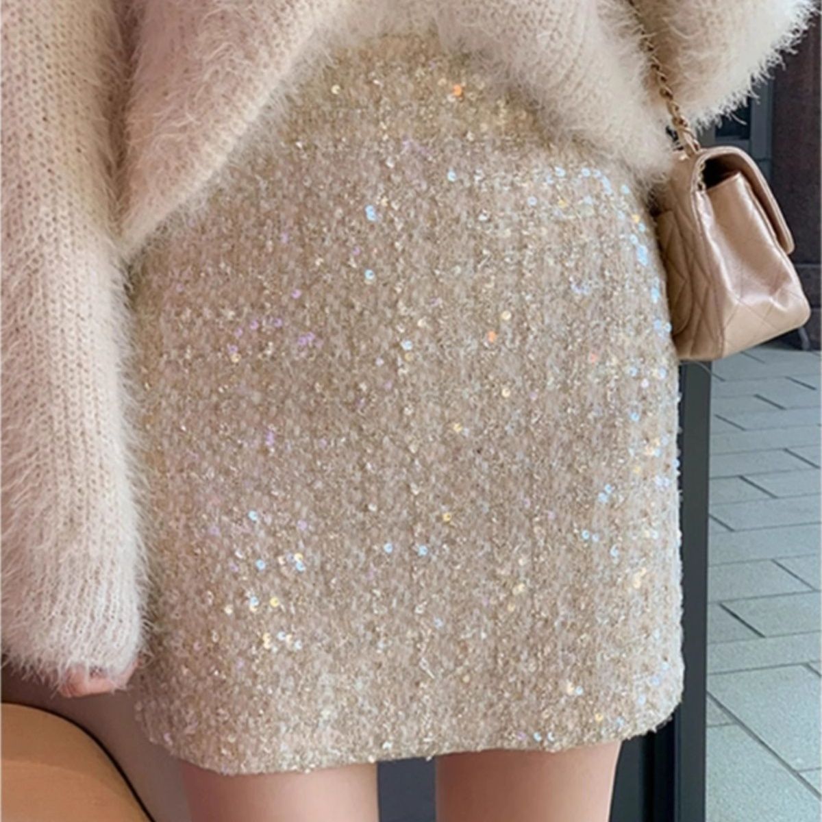 煌めくスパンコール装飾ミニ丈タイトスカート
