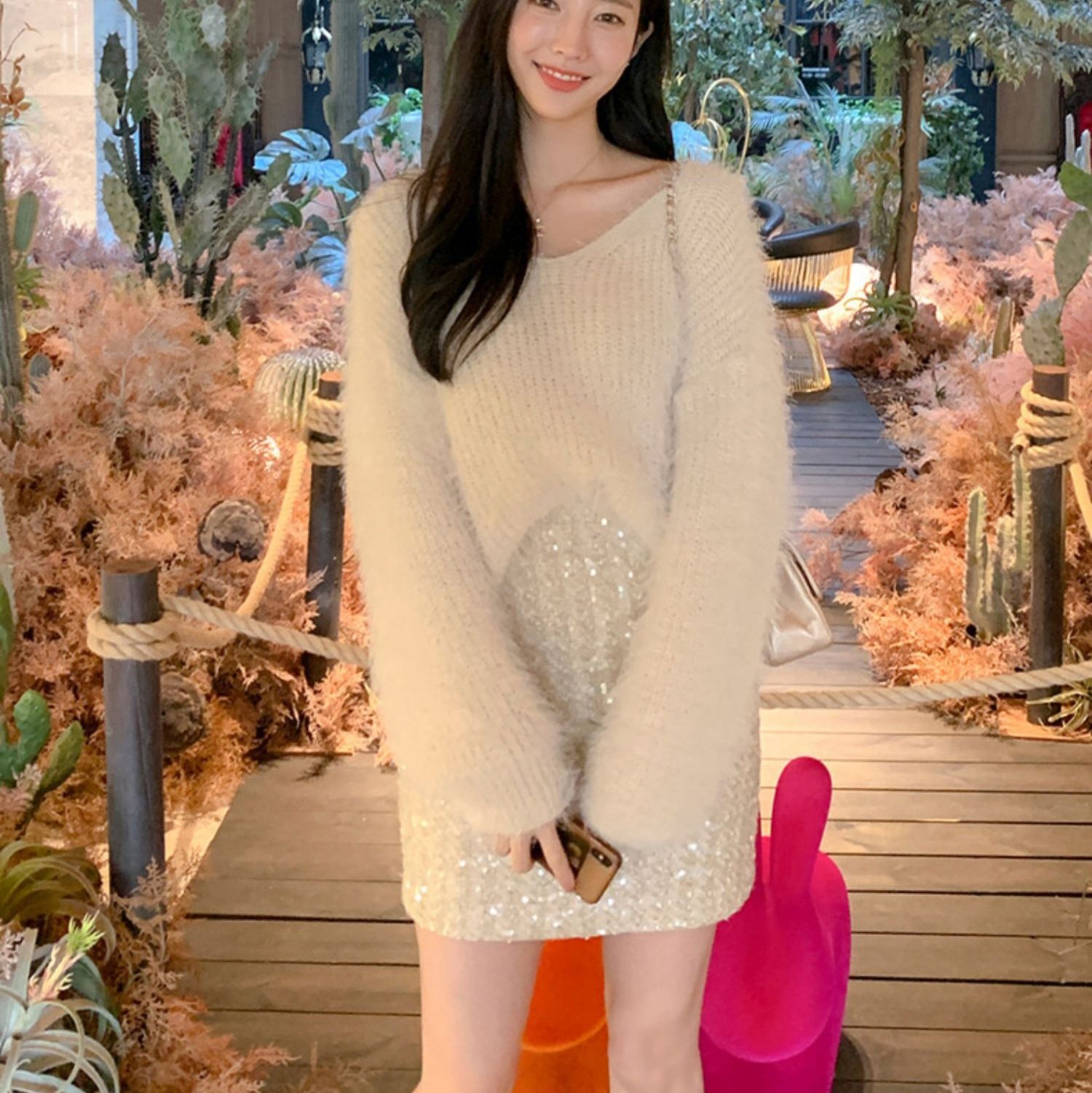 煌めくスパンコール装飾ミニ丈タイトスカート