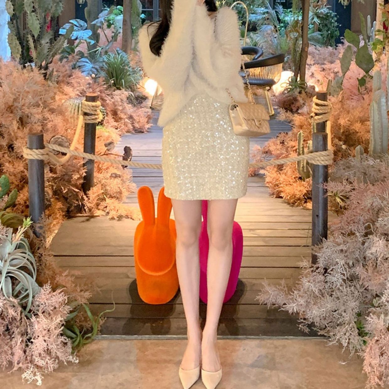 煌めくスパンコール装飾ミニ丈タイトスカート