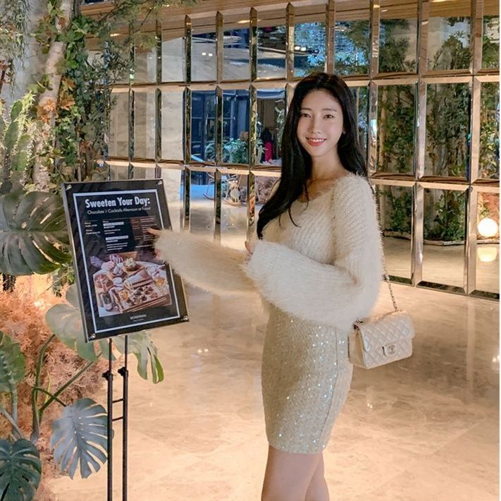 煌めくスパンコール装飾ミニ丈タイトスカート