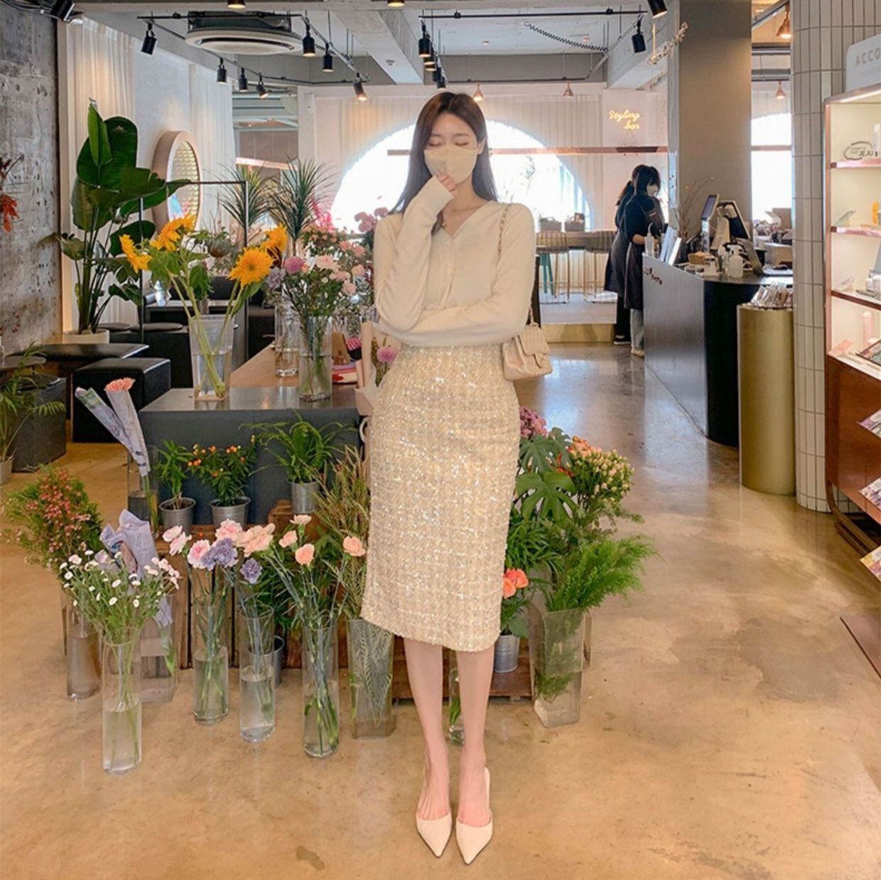 煌めくスパンコール装飾ミニ丈タイトスカート