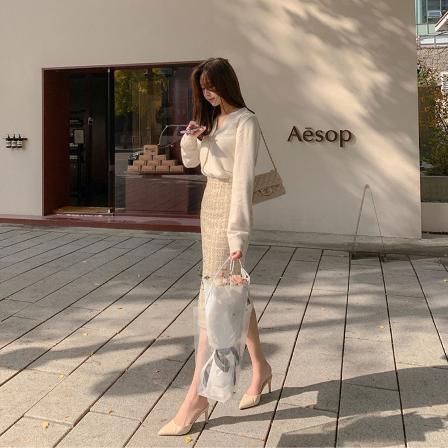 煌めくスパンコール装飾ミニ丈タイトスカート