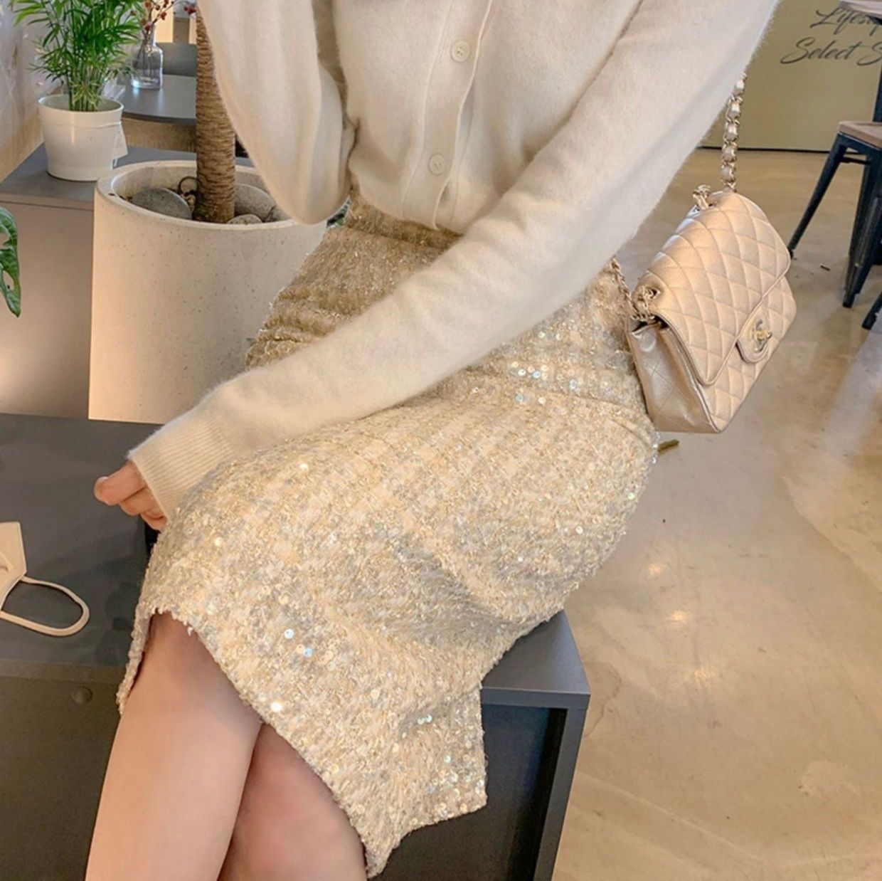 煌めくスパンコール装飾ミニ丈タイトスカート