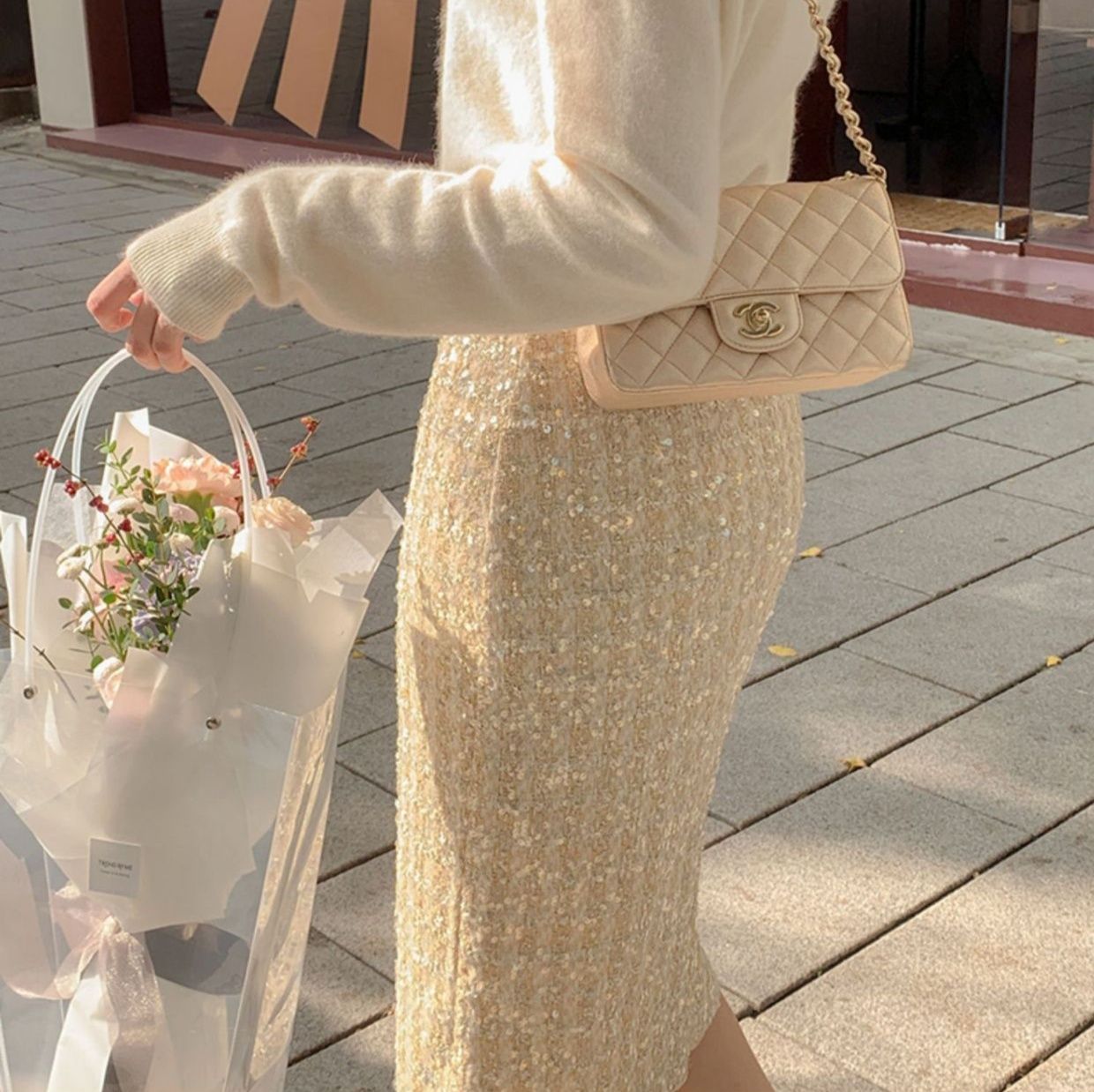 煌めくスパンコール装飾ミニ丈タイトスカート