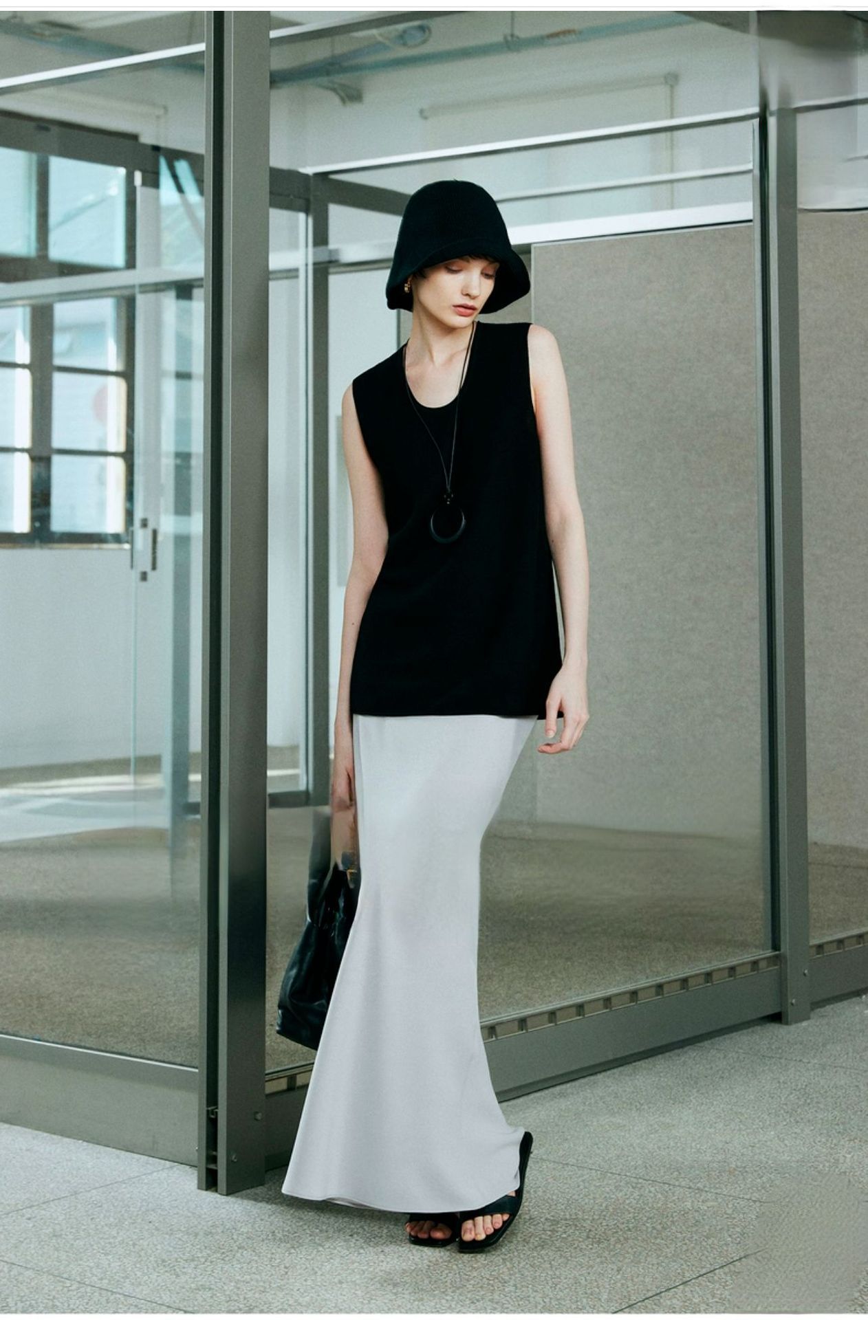 タイトスカート 美しい縦ラインを演出するマキシ丈タイトスカート