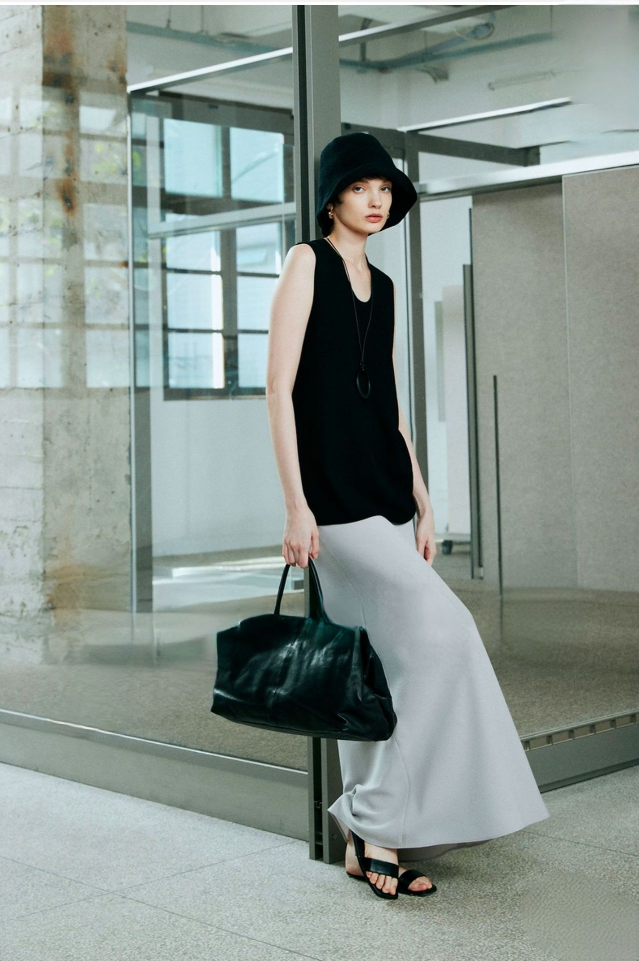 タイトスカート 美しい縦ラインを演出するマキシ丈タイトスカート