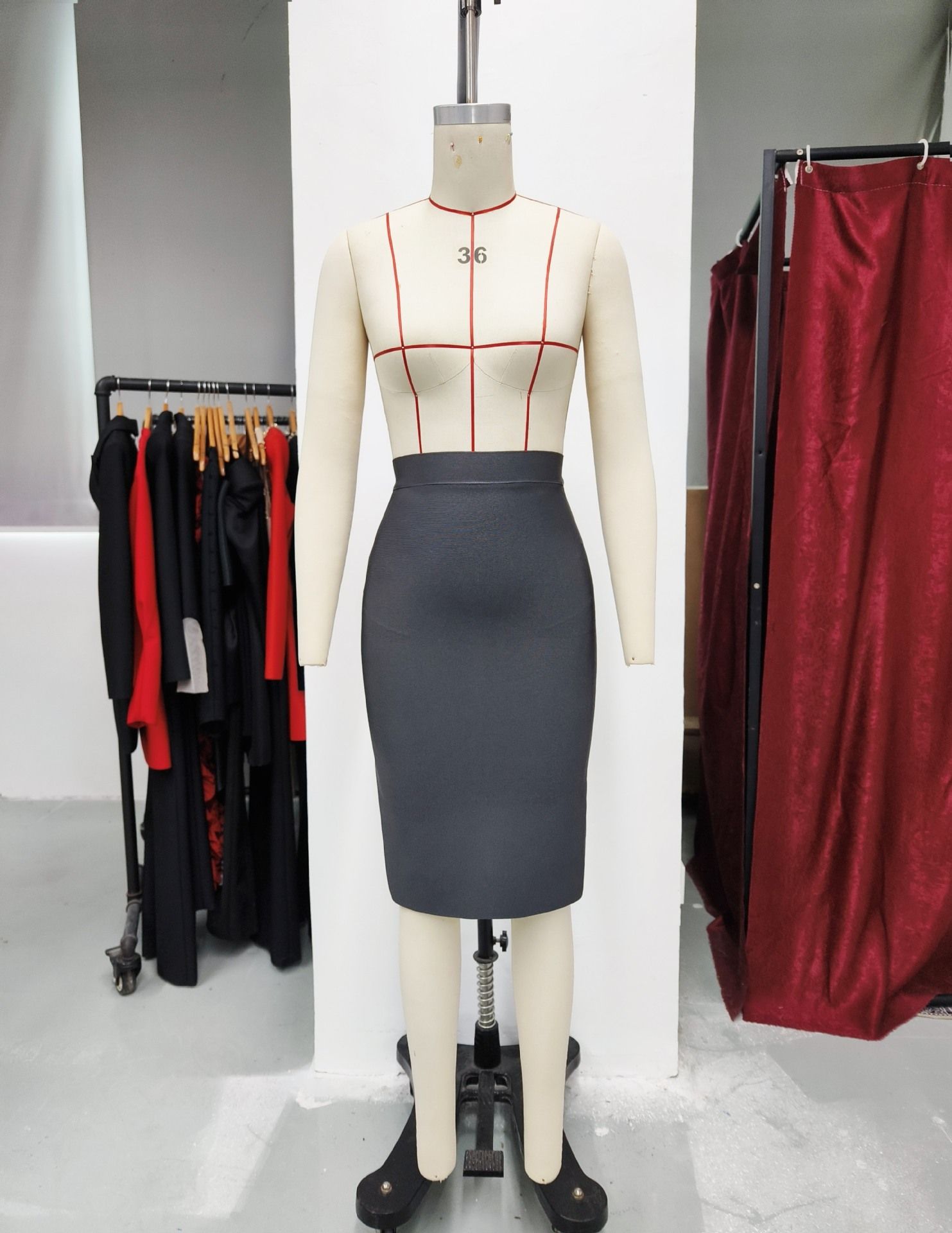 タイトスカート 美脚見せストレッチ素材のひざ下丈タイトスカート