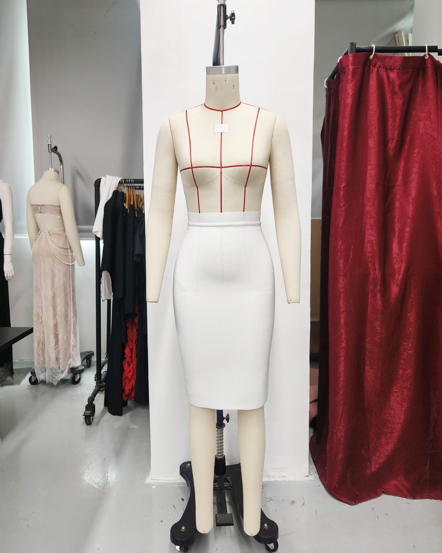 タイトスカート 美脚見せストレッチ素材のひざ下丈タイトスカート