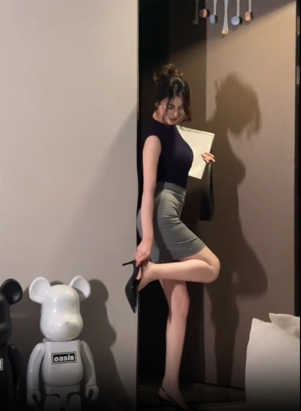 タイトスカート 美脚見せストレッチ素材のひざ下丈タイトスカート