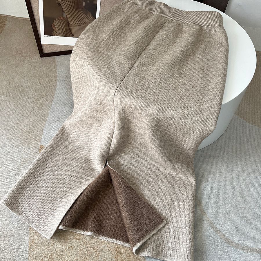 タイトスカート リブ編みニット素材の裾スリット入りマキシスカート