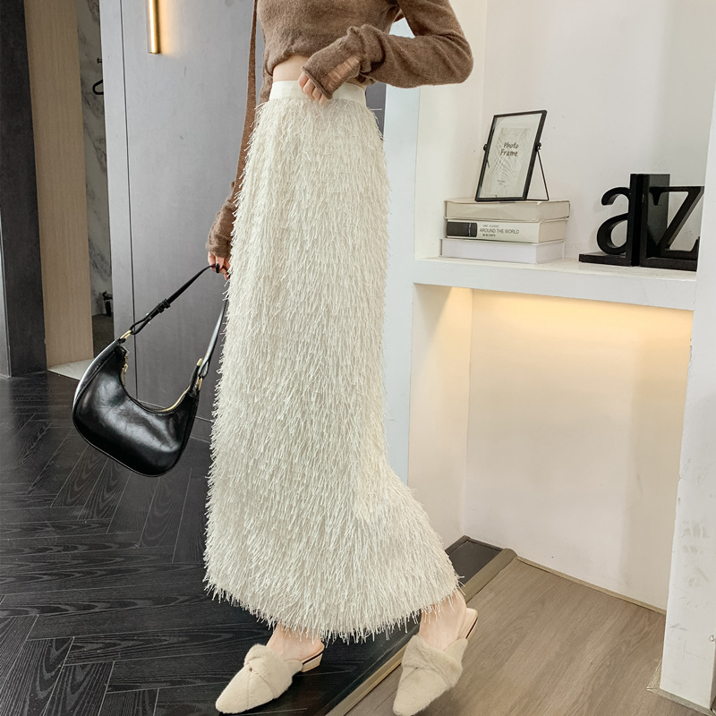 タイトスカート ふわふわタッセル素材のタイトマキシスカート