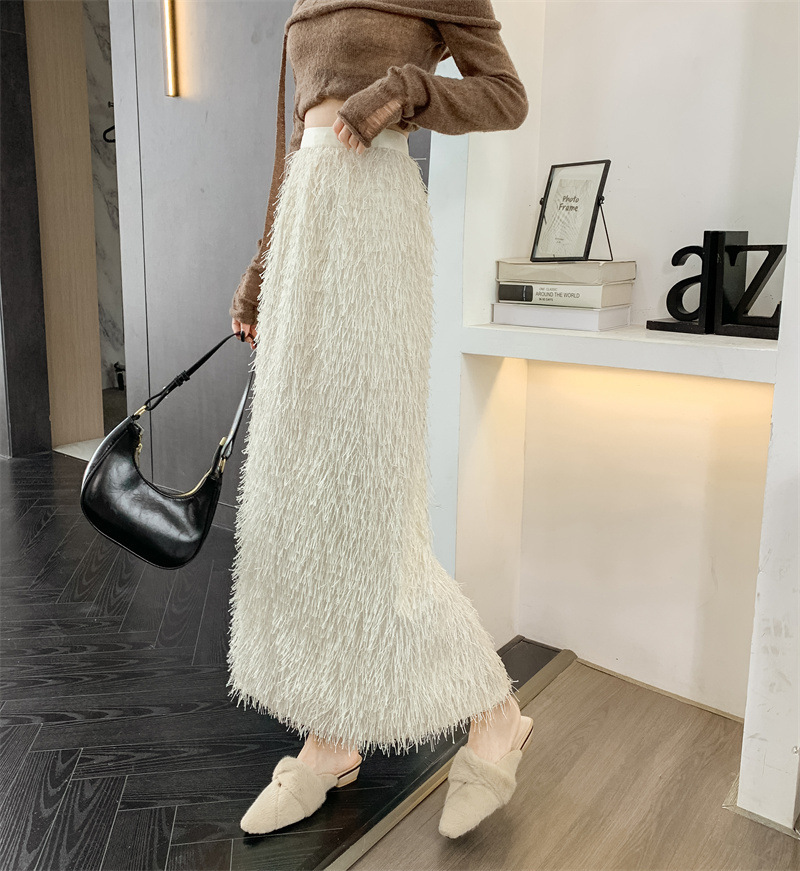 タイトスカート ふわふわタッセル素材のタイトマキシスカート