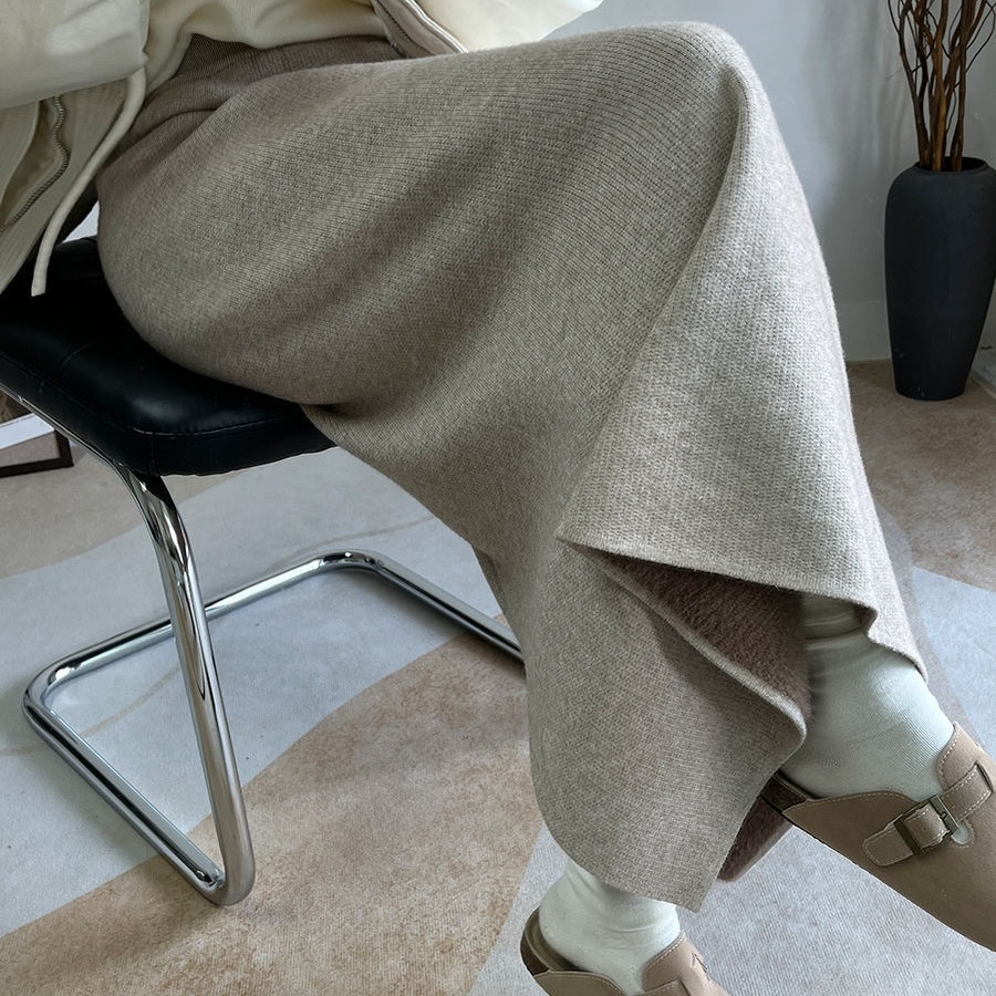 タイトスカート リブ編みニット素材の裾スリット入りマキシスカート