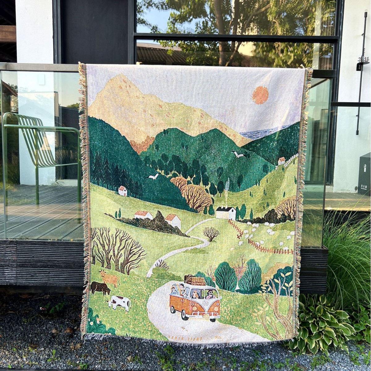 牧場と山並みの田園風景タペストリー