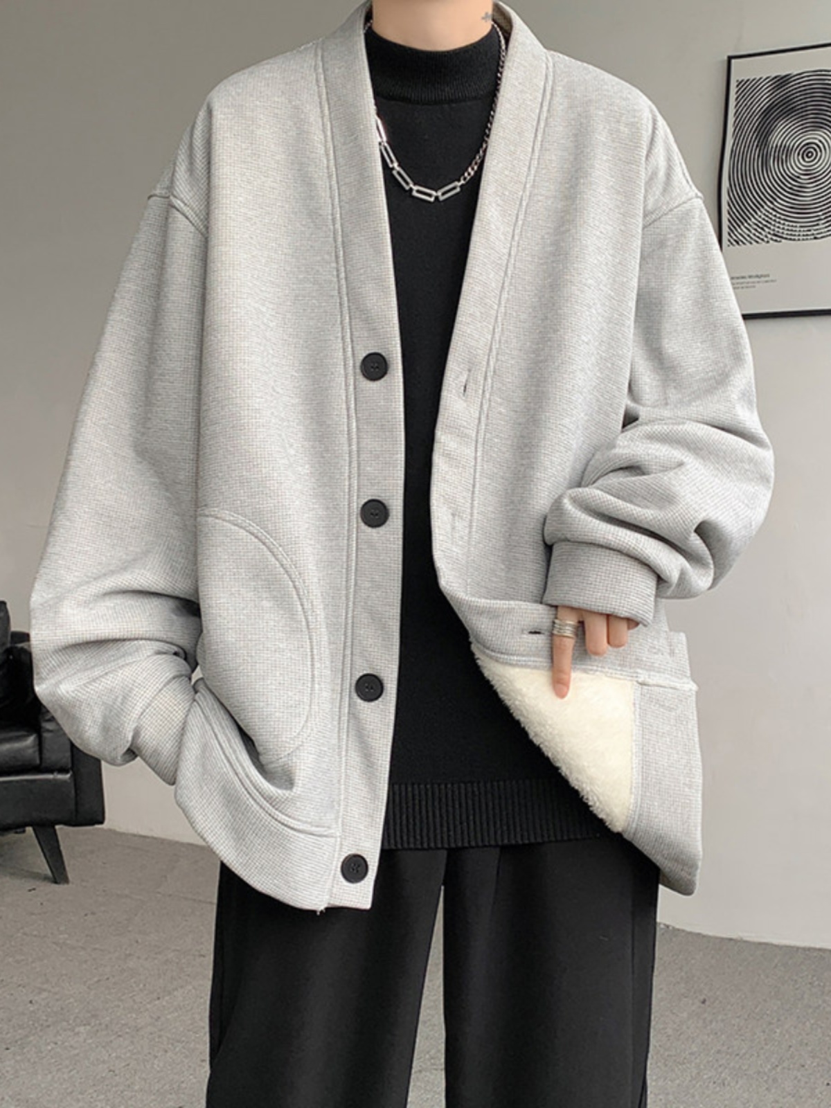 30代メンズファッション ゆったりシルエット裏ボアカーディガン