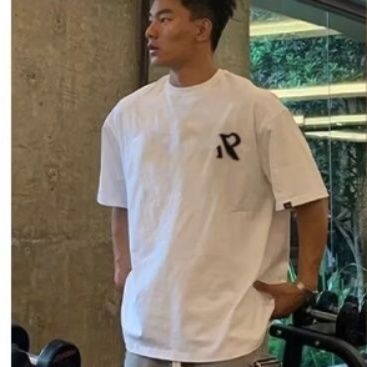 30代メンズファッション ワイドシルエット 胸元ロゴ 半袖シャツ