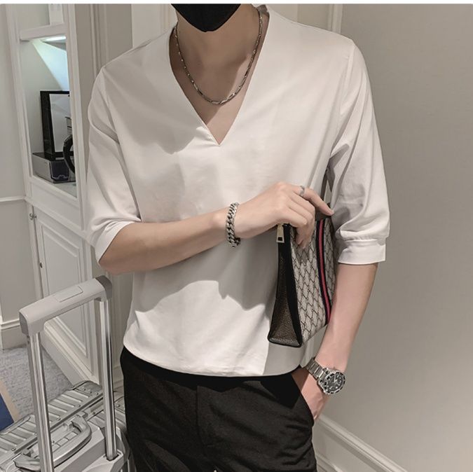 30代メンズファッション 深みある光沢の七分袖ブイネックシャツ