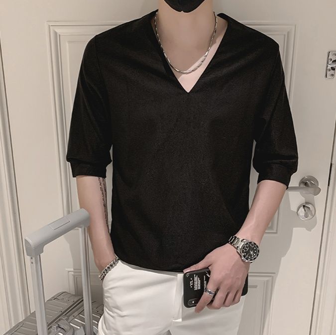 30代メンズファッション 深みある光沢の七分袖ブイネックシャツ