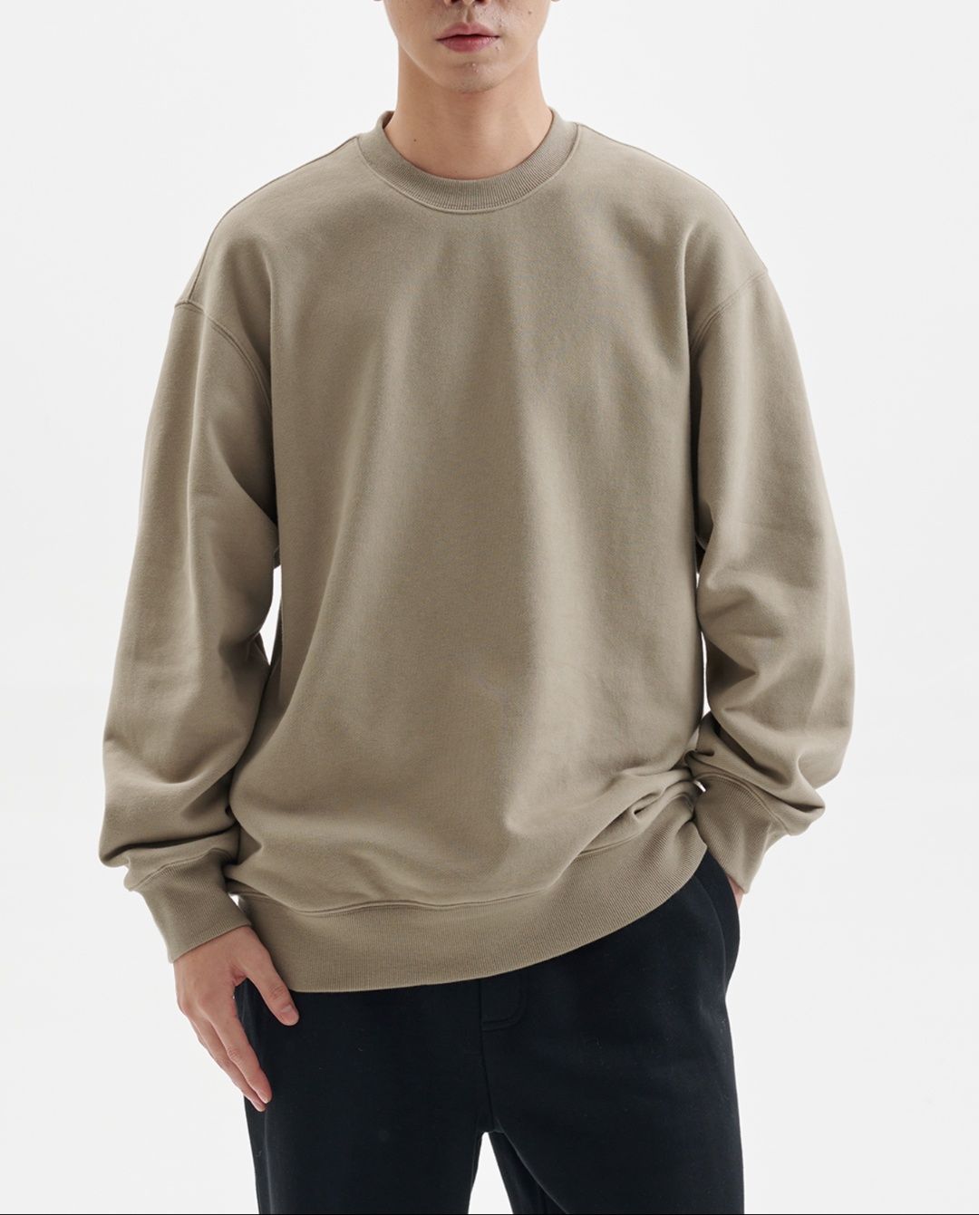 30代メンズファッション ゆったりシルエット裏起毛トレーナー