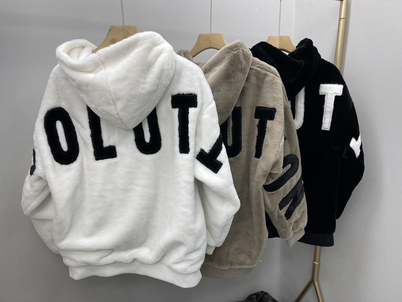 30代メンズファッション もこもこ文字入りパーカーアウター