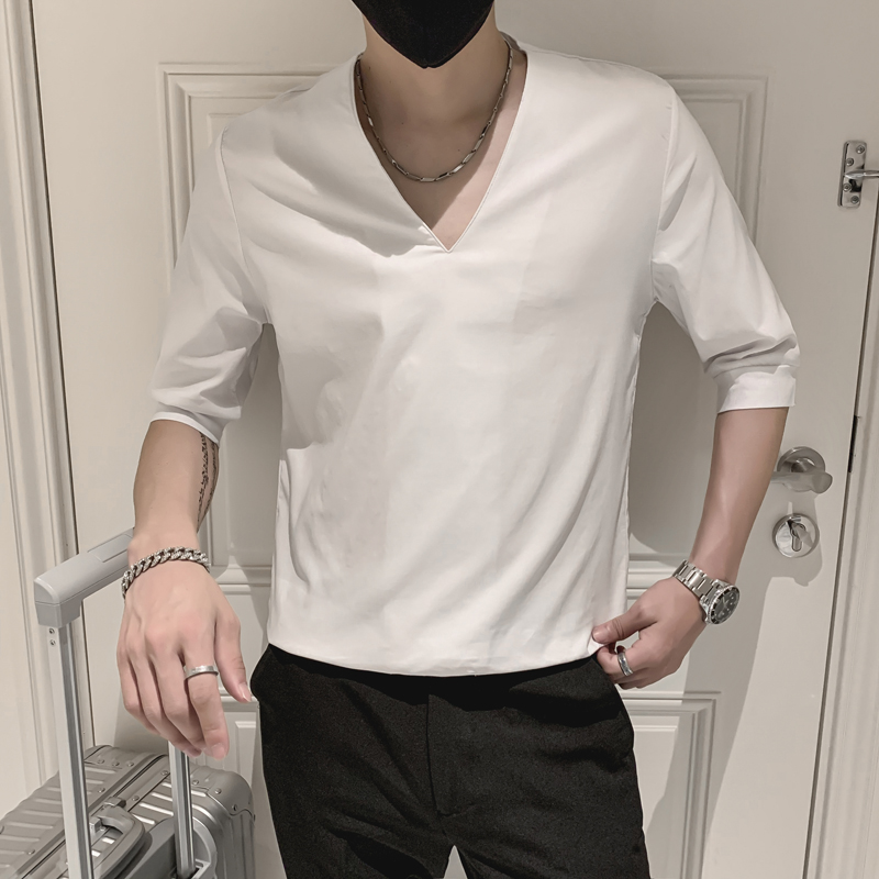 30代メンズファッション 深みある光沢の七分袖ブイネックシャツ