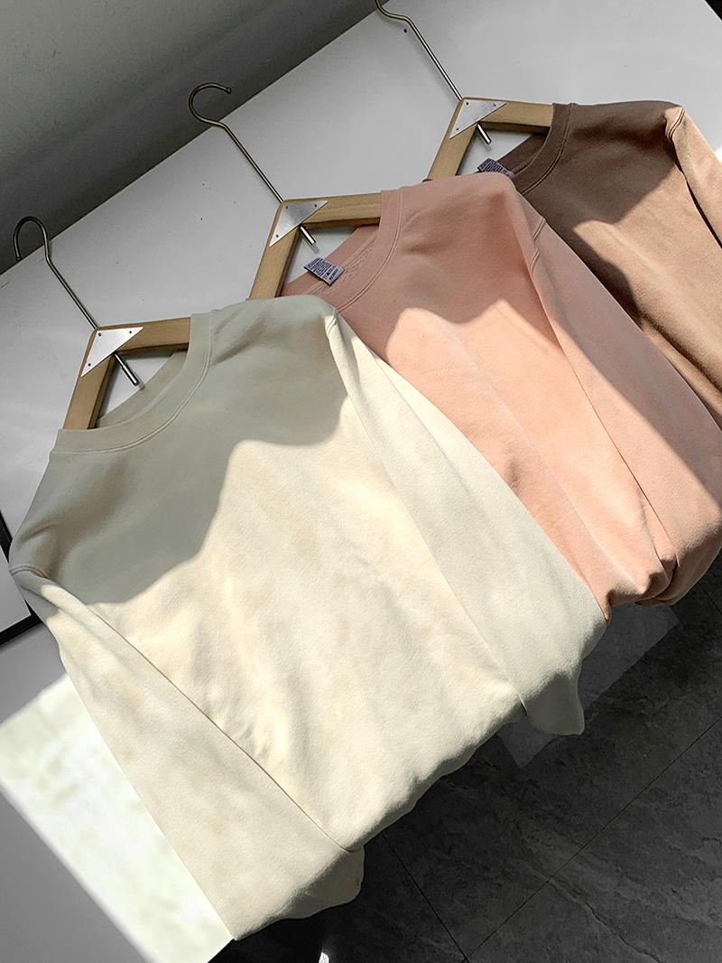 30代メンズファッション 上質シルエット光沢トレーナー