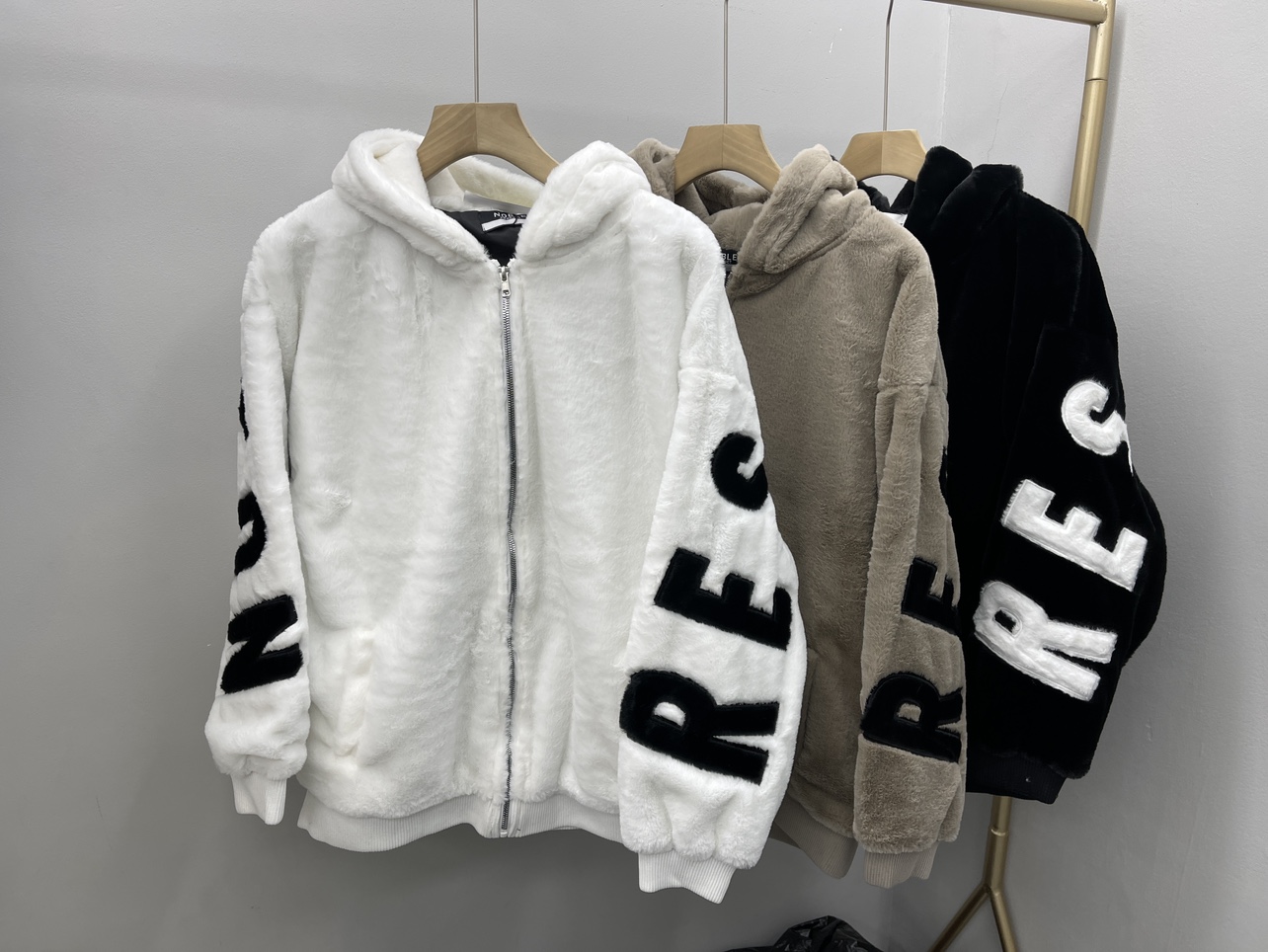 30代メンズファッション もこもこ文字入りパーカーアウター