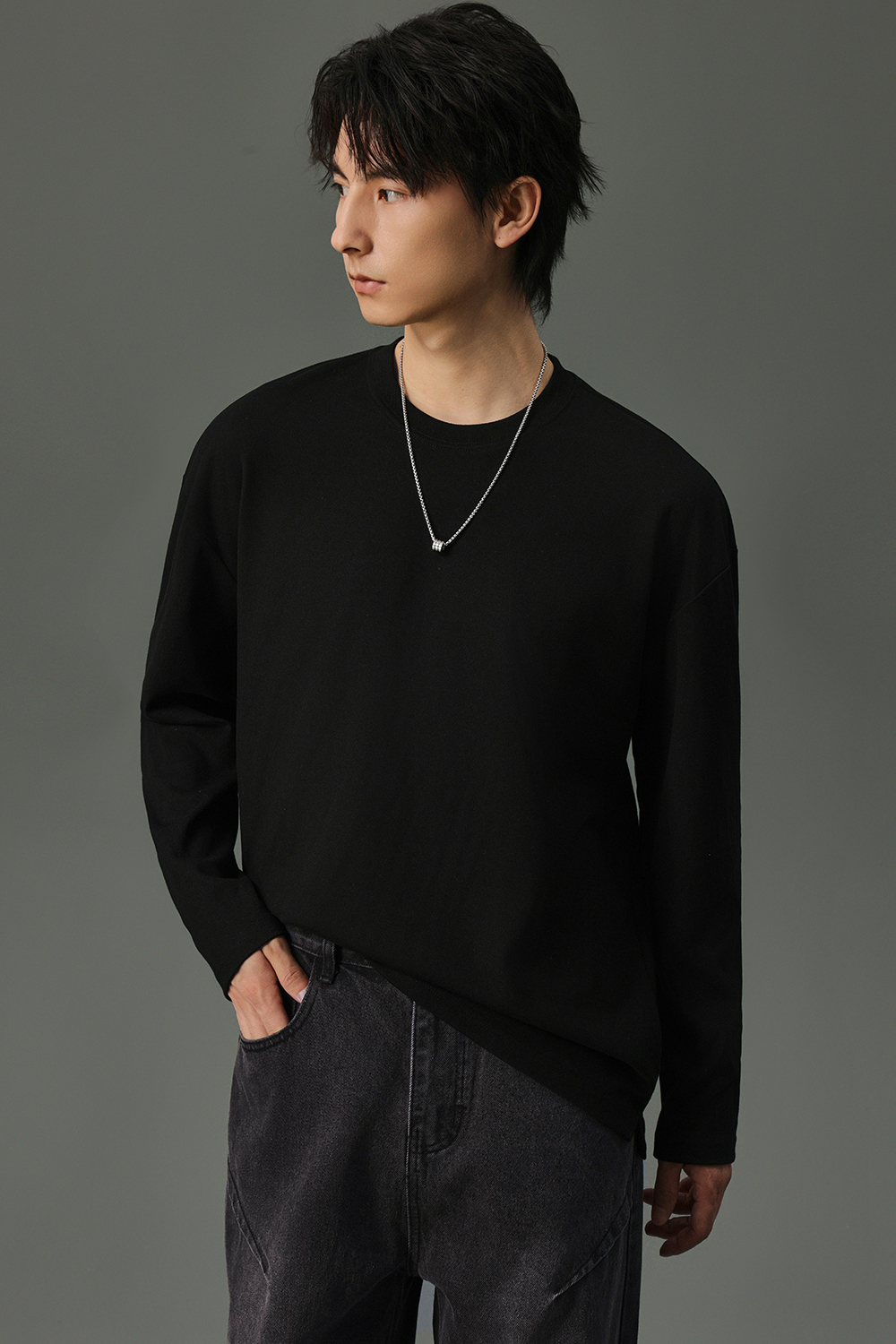 30代メンズファッション ゆとりシルエット 無地クルーネック長袖シャツ
