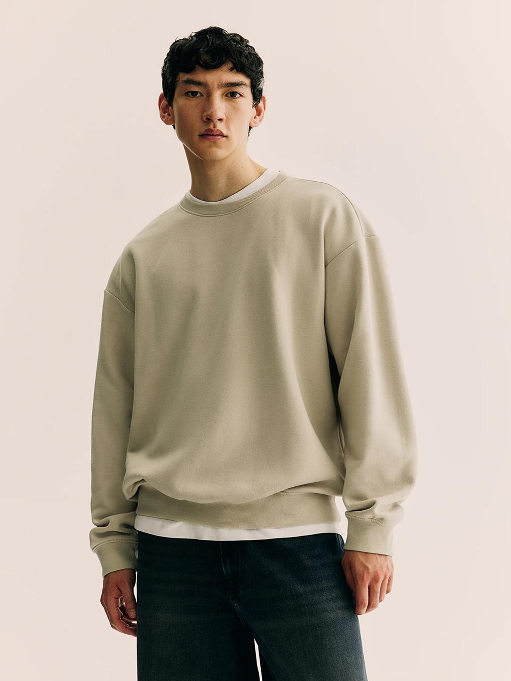 30代メンズファッション 上質シルエット光沢トレーナー