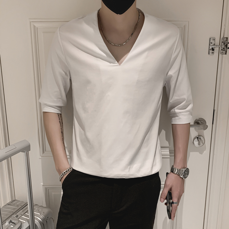 30代メンズファッション 深みある光沢の七分袖ブイネックシャツ