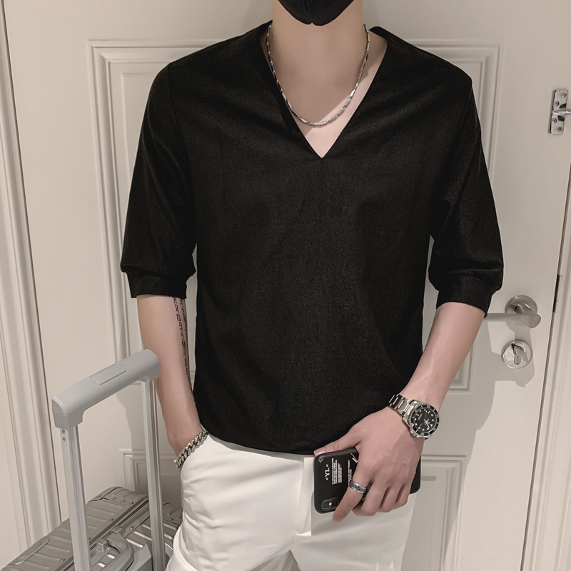 30代メンズファッション 深みある光沢の七分袖ブイネックシャツ