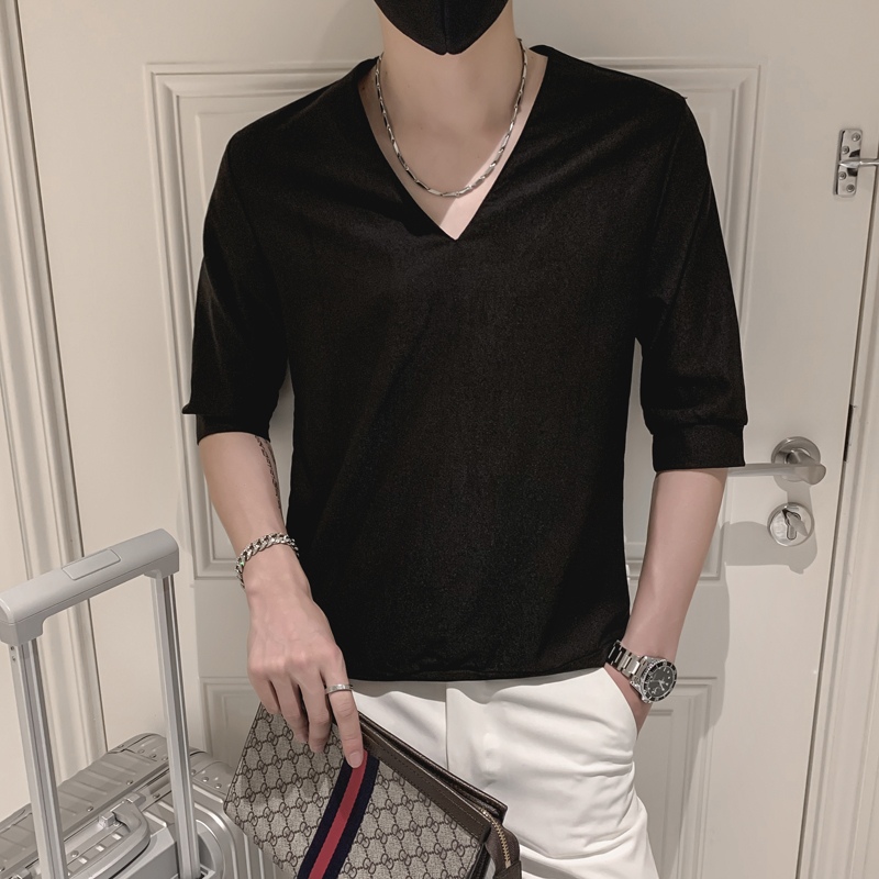 30代メンズファッション 深みある光沢の七分袖ブイネックシャツ