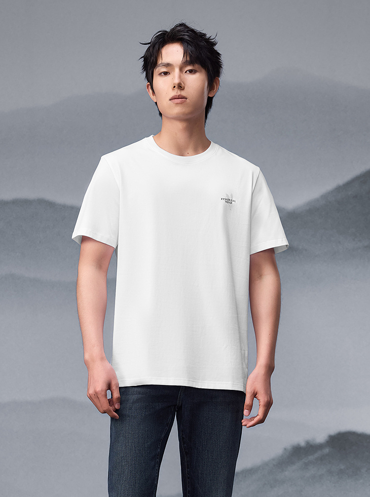 30代メンズファッション 胸元シンプルロゴ入り半袖カットソー