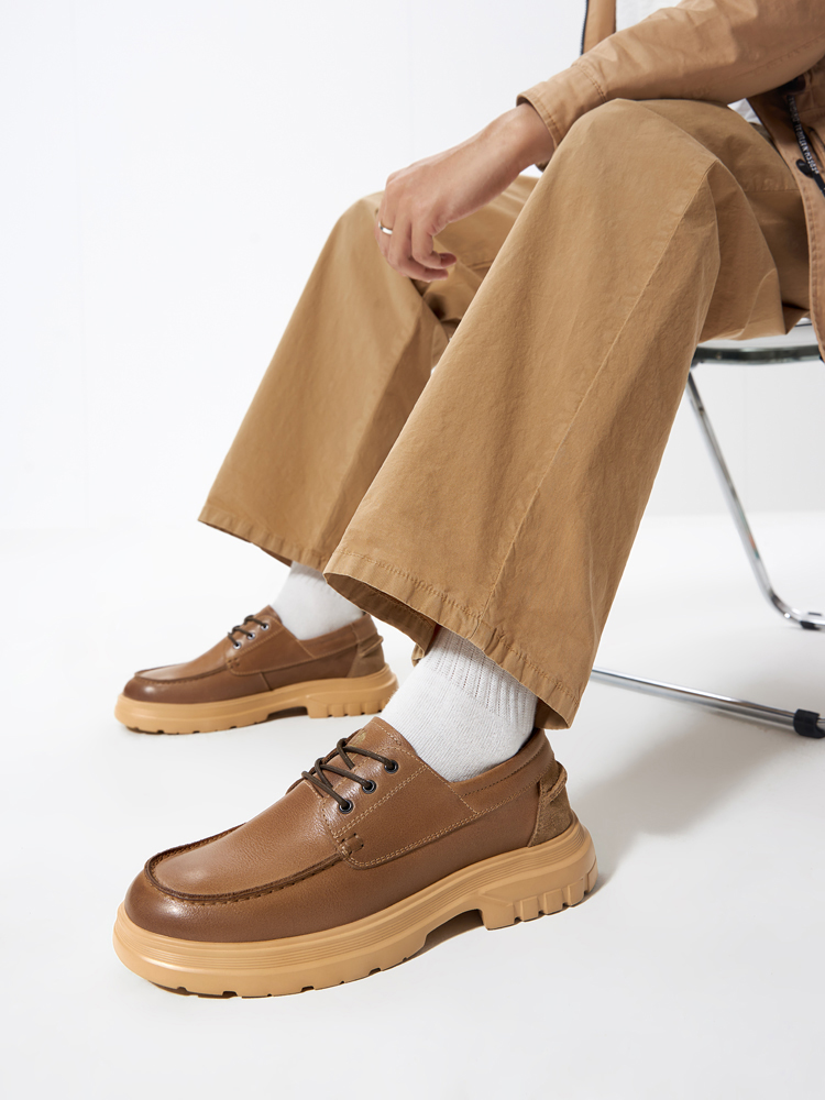 30代メンズファッション 現代的デッキシューズ