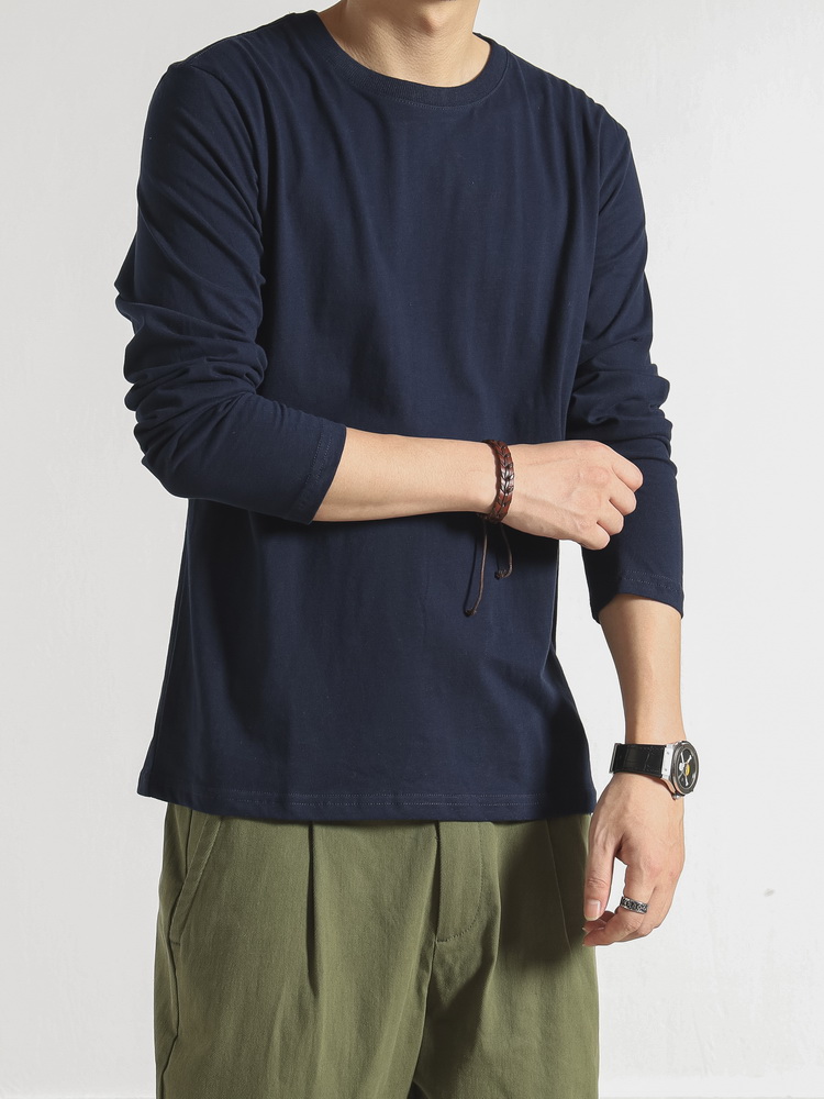 30代メンズファッション シンプル丸首長袖カットソー