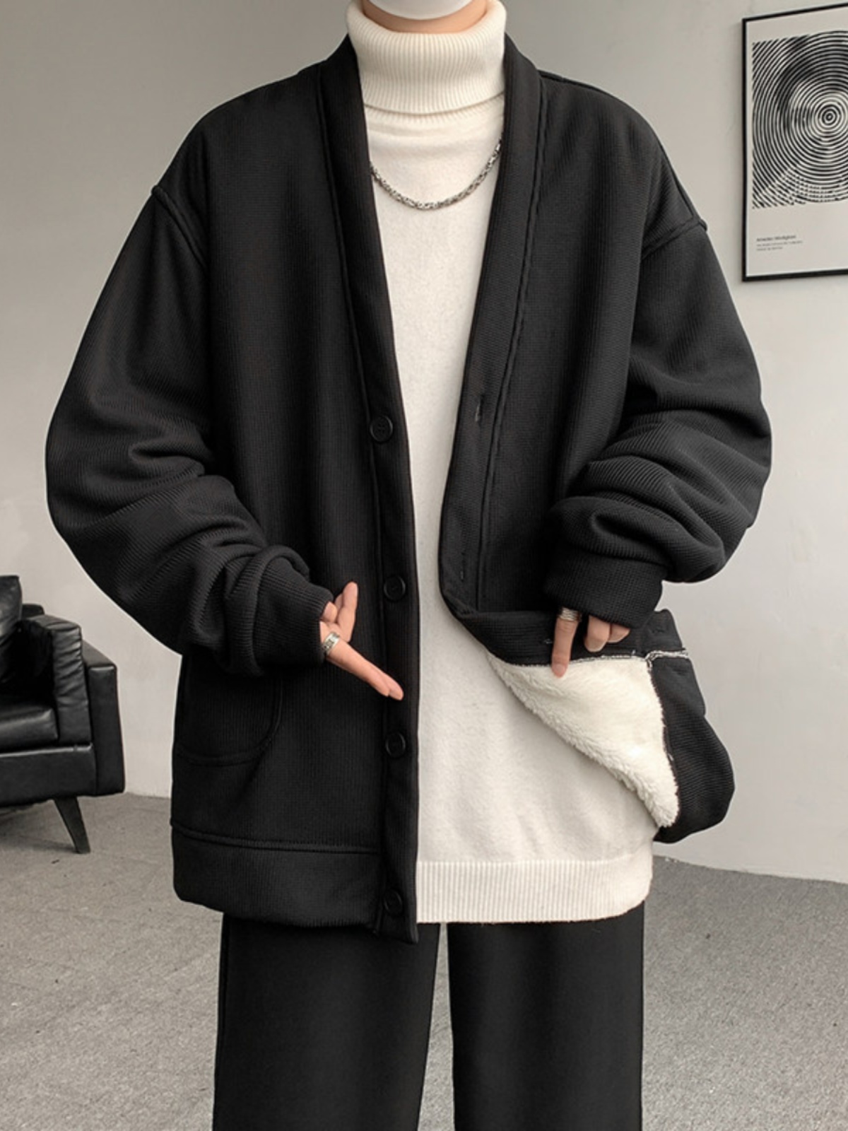 30代メンズファッション ゆったりシルエット裏ボアカーディガン