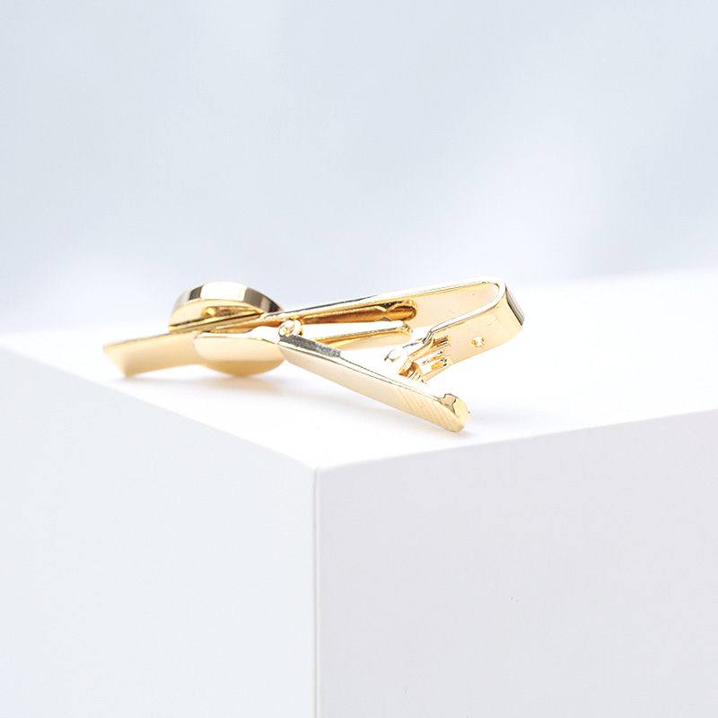 ネクタイピン 神奈川沖浪裏図案円形装飾金製紳士用留め具