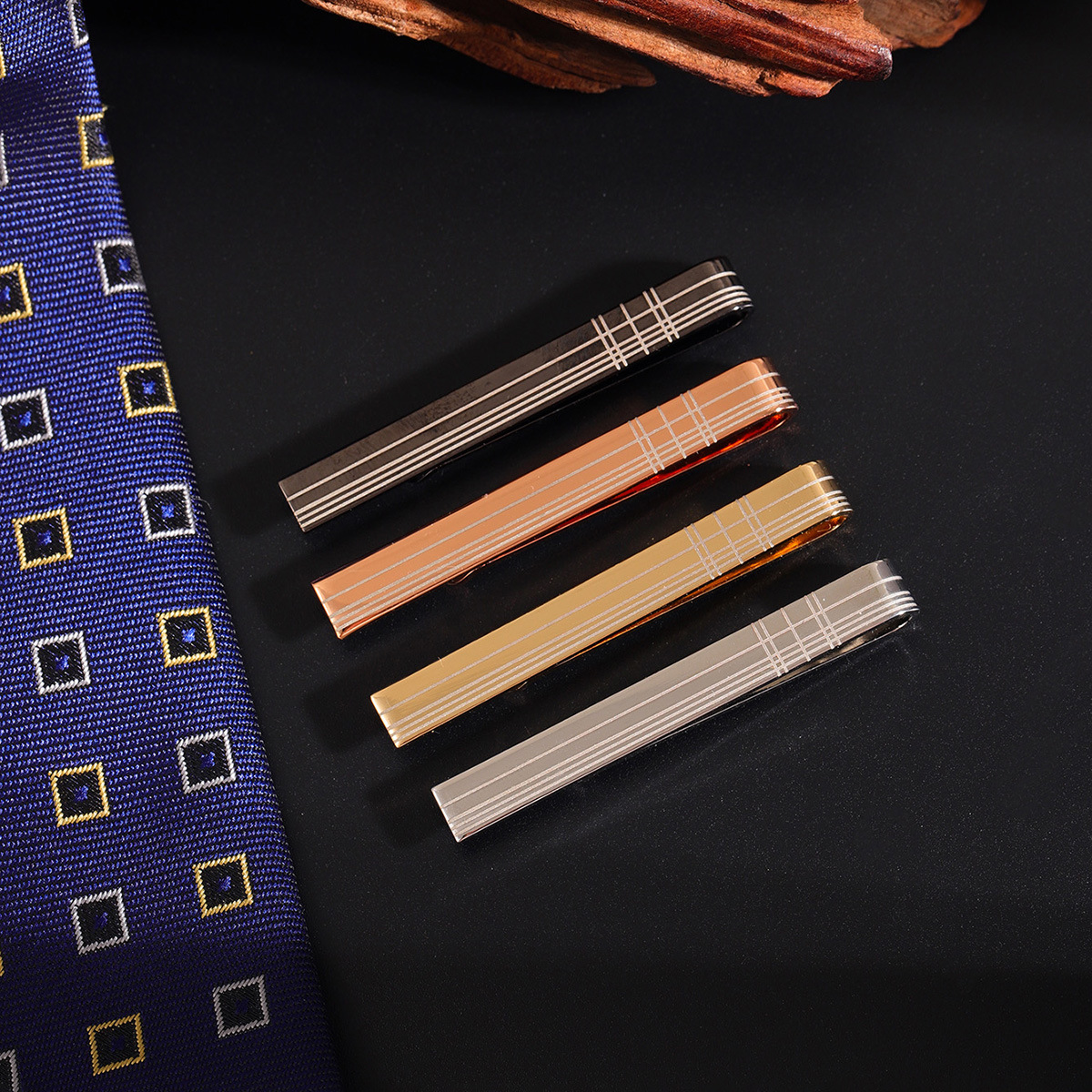 ネクタイピン 格子模様が映える　金