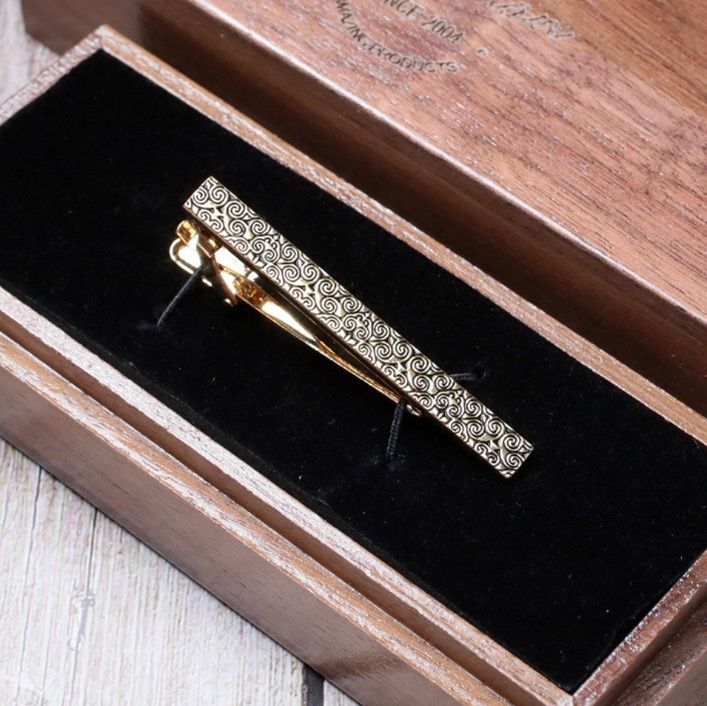 ネクタイピン 唐草模様彫刻ネクタイピン専用木製収納箱付き