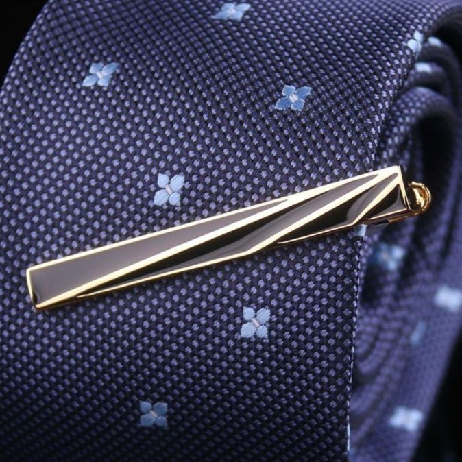 ネクタイピン 高級感漂う斜線模様ネクタイピン