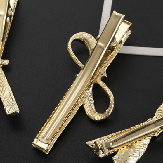 ネクタイピン 華やかリボンモチーフ立体型金属ネクタイピン