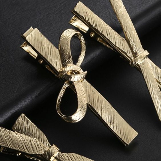 ネクタイピン 華やかリボンモチーフ立体型金属ネクタイピン