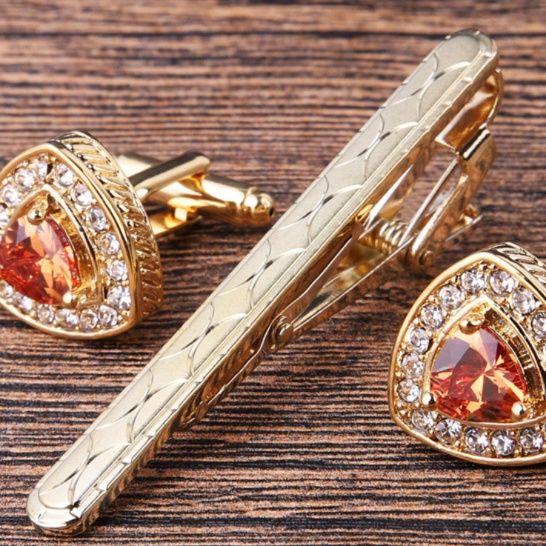 ネクタイピン 雫型宝石付きネクタイピンとカフスボタン三点組