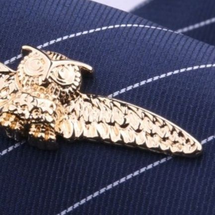 ネクタイピン 羽ばたく梟モチーフ金属ネクタイピン