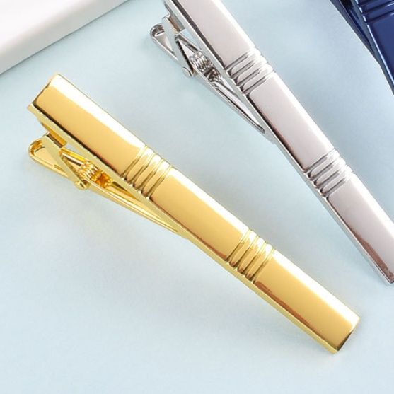 ネクタイピン 高級感溢れる縦線装飾ネクタイピン