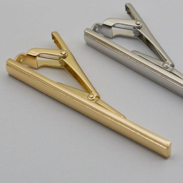 ネクタイピン 縦筋デザイン金製ネクタイピン